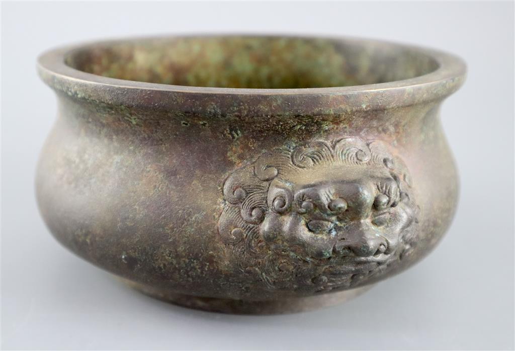 A large Chinese bronze gui censer, 21.5cm wide